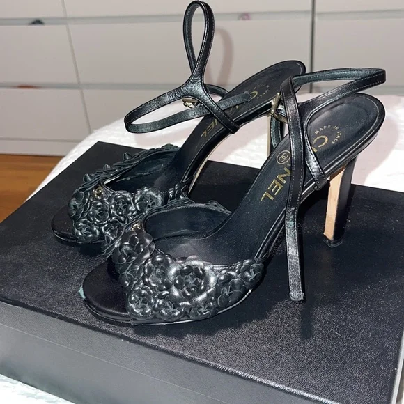 Chanel camellia flower leather black heels - Picture 2 of 4